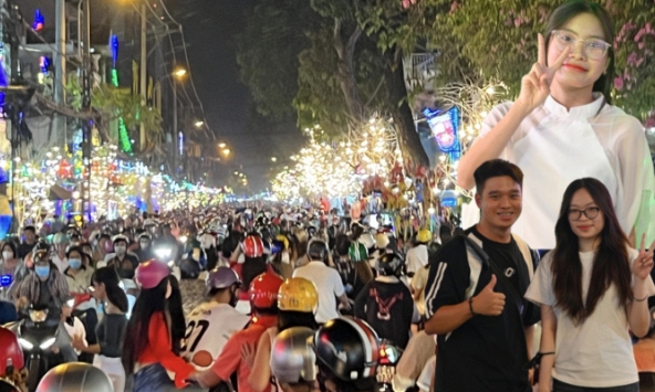 Đêm Noel 24/12: xóm đạo lớn nhất TP.HCM đông kín người, người dân nhích từng chút một để 'check-in' cùng tiểu cảnh
