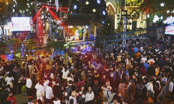 Đúng đêm Giáng sinh: 'Biển người' đổ về Nhà Thờ Lớn, hàng quán xung quanh được dịp 'hốt' khách