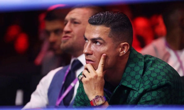 Ronaldo lái siêu xe tiền tỷ, đeo nhẫn kim cương khi cùng cậu cả đi dự sự kiện