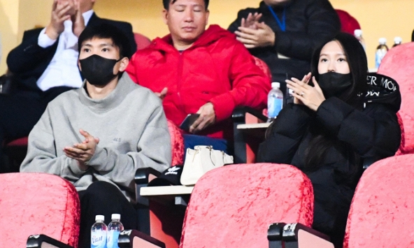 Đoàn Văn Hậu cùng Doãn Hải My đi xem bóng đá, ga lăng xách đồ giúp vợ giữa nghi vấn có tin vui