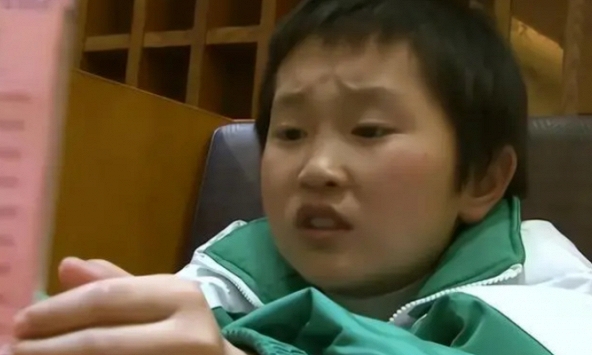 'Họ giả vờ đó!' - Câu nói của đứa trẻ 11 tuổi trên TV gây sốc: Sống trong một gia đình không hạnh phúc, trẻ bị 'chín ép' như nào!