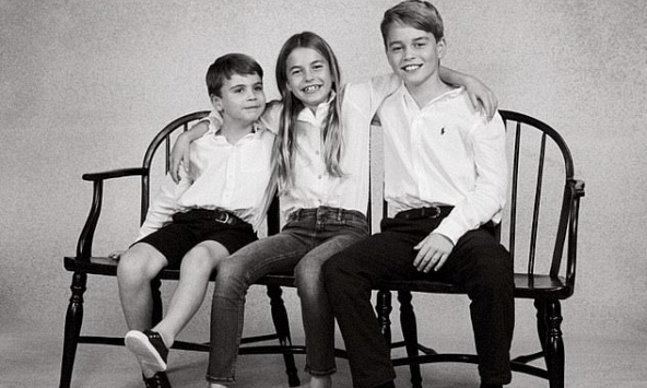 Kate và William chúc cả thế giới mùa Giáng sinh vui vẻ với bức ảnh mới của 3 con, Charlotte là tâm điểm chú ý vì hành động vô tư