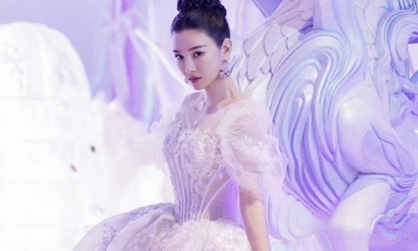 'Tiểu Yến Tử' Huỳnh Dịch hứng 'gạch đá' vì cổ xúy làm đẹp độc hại: Quấn 10 lớp màng nilon để có dáng thon?