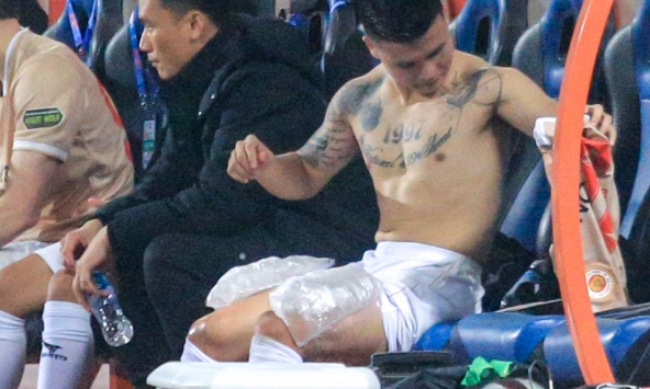 Quang Hải 'vượt rào' ăn mừng, phải băng chân ngay sát ngày ăn hỏi Chu Thanh Huyền