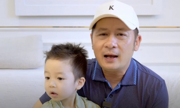 Bằng Kiều làm vlog, khoe con trai đáng yêu với vợ kém 17 tuổi