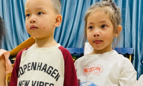 Hồ Ngọc Hà đăng ảnh đi học mẫu giáo của cặp sinh đôi, Leon có hành động cực đáng yêu khi Lisa khóc nhè