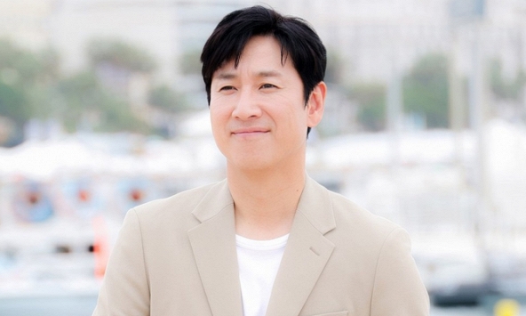 Sao Hàn bàng hoàng trước sự ra đi của Lee Sun Kyun: 'Ai cũng xứng đáng được tha thứ cho lỗi lầm của mình'