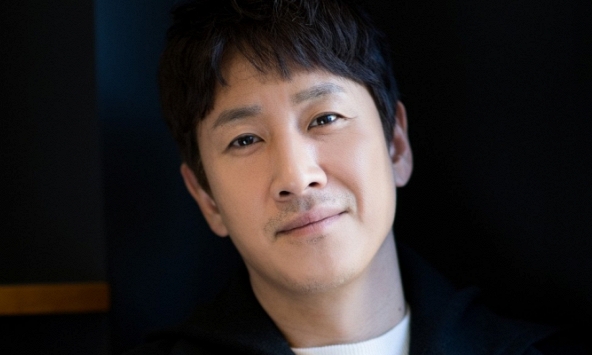 Bị truyền thông và youtuber quấy nhiễu tang lễ, đại diện phía Lee Sun Kyun cầu xin: Xin hãy tiếc thương bằng trái tim mình