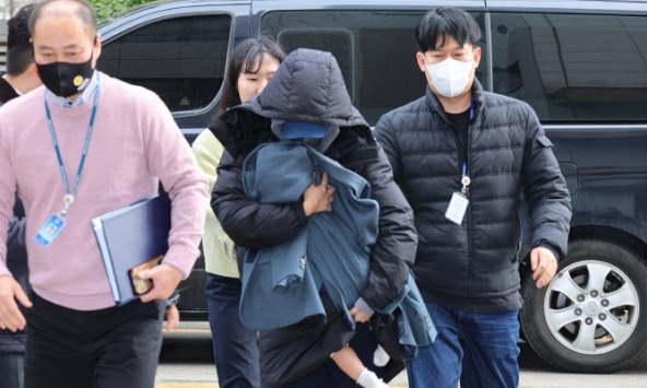 'Nhân tình' của Lee Sun Kyun bế theo một đứa bé khi trình diện tại cơ quan cảnh sát