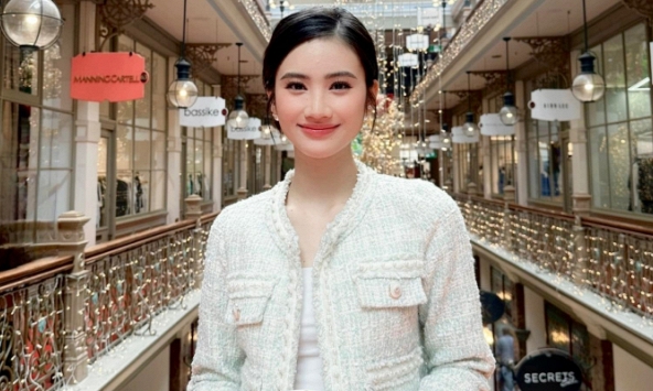 Hoa hậu Ý Nhi lộ diện sang chảnh, gây ấn tượng bởi 1 chi tiết khi đón năm mới ở Úc 