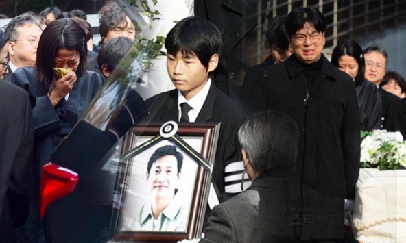 Lễ tiễn đưa Lee Sun Kyun: Con trai bê di ảnh, đạo diễn Ký Sinh Trùng khiêng quan tài, bà xã khóc nghẹn trong phút tiễn biệt