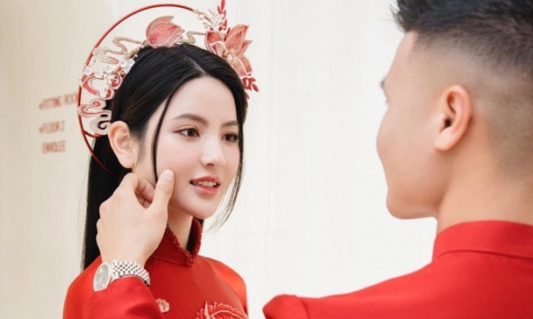 Quang Hải nựng má, nắm tay tình cảm với Chu Thanh Huyền khi thử áo dài ăn hỏi