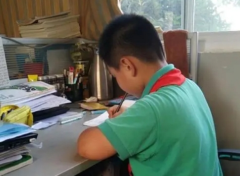 Cậu bé cấp 1 viết văn  kể: 'Lớn lên em muốn đi bán đậu phụ', đọc xong lý do cô giáo cười không thở nổi