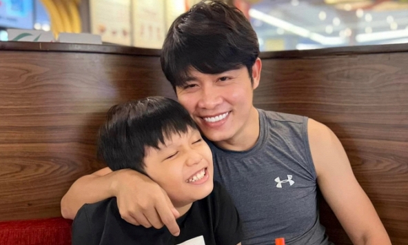 Con thi bị điểm dưới trung bình, nhạc sĩ Nguyễn Văn Chung ứng xử bất ngờ: Thế này thì không đứa trẻ nào trầm cảm vì áp lực học tập