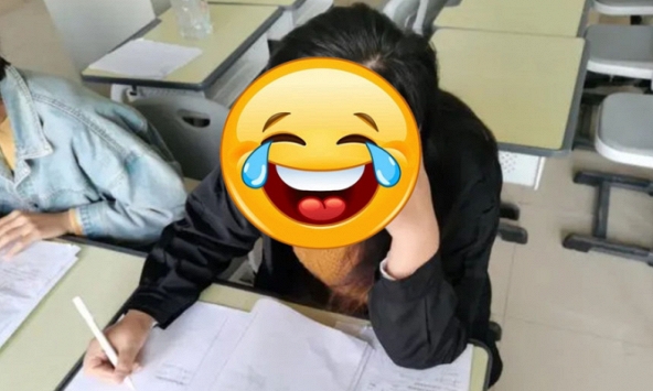 Đang chấm bài kiểm tra, giáo viên phải ôm bụng cười ngặt nghẽo: Lớp có em học sinh hài hước quá!
