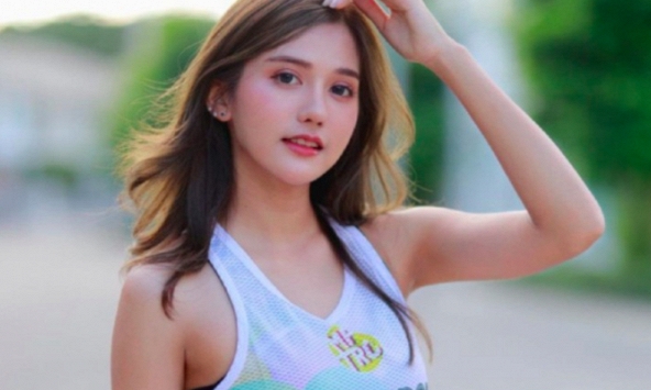 Nổi lên với bức hình bị chụp lén trên đường đua, dân tình lập tức soi 'info' mỹ nhân lạ mặt