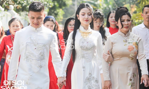 Chu Thanh Huyền nắm chặt tay Quang Hải trong ngày trọng đại, có hành động 'điểm 10' khi đứng cạnh mẹ chồng tương lai