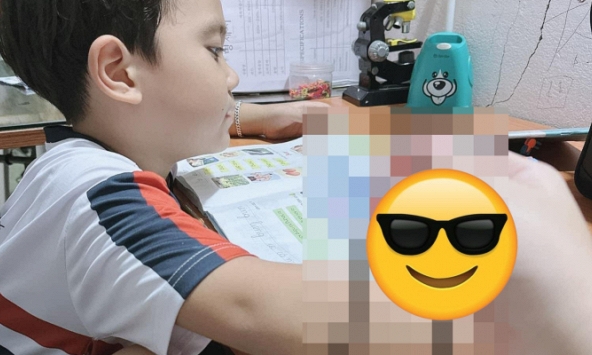 Bà mẹ chia sẻ ảnh con học bài, nhìn thứ đính kèm trên tay của chị, ai nấy cười muốn tắc thở: Đồng cảm quá!