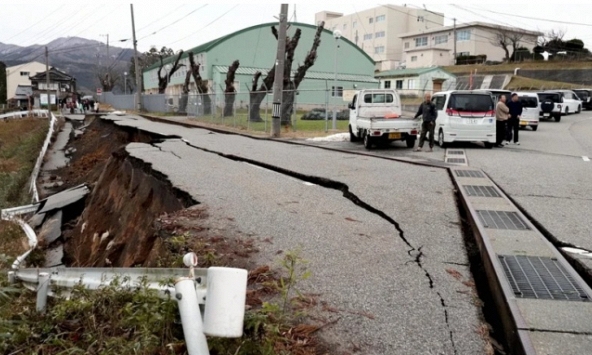 Khung cảnh đổ nát sau trận động đất mạnh 7,5 độ richter khiến Nhật Bản phải đưa ra cảnh báo sóng thần mức cao nhất