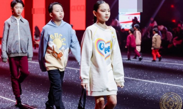 Mẫu nhí Việt nổi bật trên sàn catwalk Trung Quốc