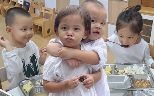 Mỗi năm Hồ Ngọc Hà mất hàng trăm triệu đóng học phí cho con và đây là những món Lisa và Leon được ăn tại trường 