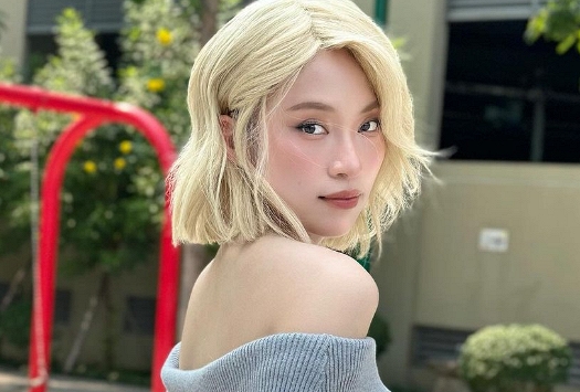 'Check var' diện mạo khác lạ của 'hot girl 7 thứ tiếng' 