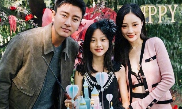 Dậy sóng con gái Lý Tiểu Lộ đáp trả khi bị hỏi về scandal ngoại tình của mẹ với rapper PG One
