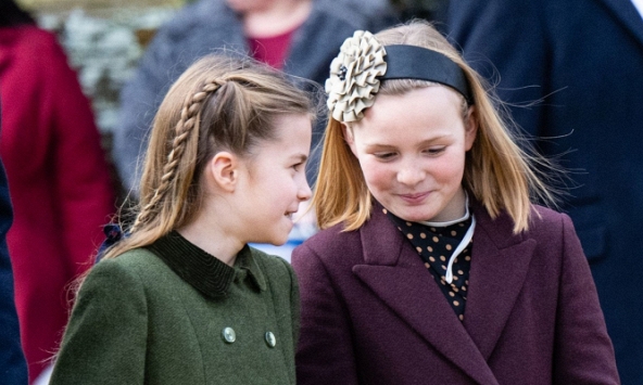 Cử chỉ vô cùng tinh tế của Charlotte khiến người hâm mộ nức lòng vì sự thông minh khéo léo, video ghi khoảnh khắc ngắn hút 5 triệu lượt xem