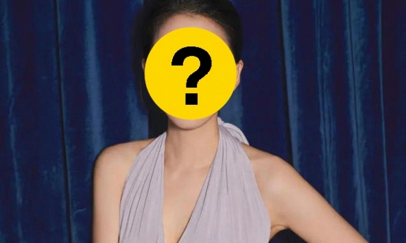 Mỹ nhân 8 năm không ai mời đóng phim vì lộ ảnh ngoại tình với bạn diễn, gây sốc trở lại nhờ 'thay đồ giữa phố'