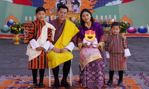 Vợ chồng hoàng hậu 'vạn người mê' của Bhutan đăng ảnh gia đình mừng năm mới, tiểu công chúa 3 tháng tuổi lập tức 'chiếm spotlight'