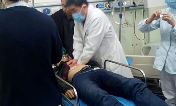 Người đàn ông đột tử sau khi ngồi liên tục 50 giờ, bác sĩ cảnh báo 5 dấu hiệu xuất hiện cục máu đông