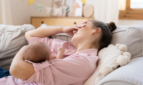 Nhìn chồng thức cả đêm ôm con mà tâm trạng tôi không sao vui nổi