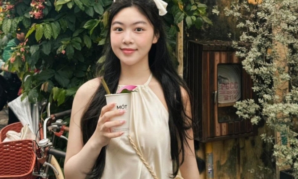 Ái nữ nhà MC Quyền Linh thể hiện EQ 1000 điểm khi xuất hiện cùng Hạt Dẻ và ba nhưng được khen 'đẹp nhất nhà'