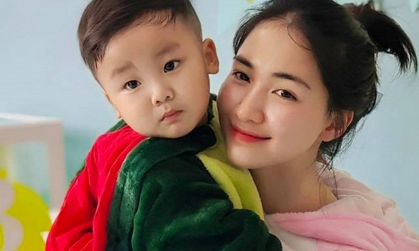 Hòa Minzy chia sẻ clip cười ngặt nghẽo khi Bo 'thúi' thất tình, nhưng nhìn 1 chi tiết mới thấy cô đầu tư việc học cho con thế nào!