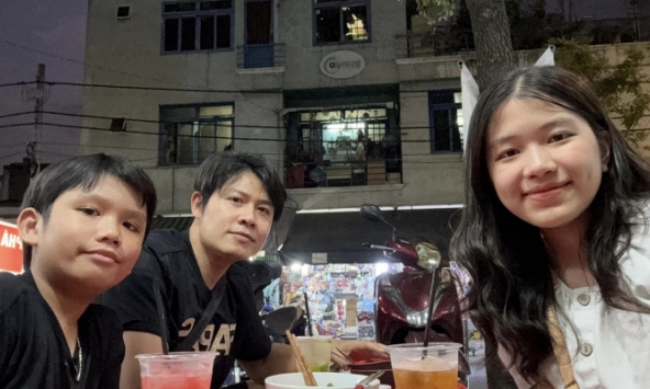 Nhạc sĩ Nguyễn Văn Chung 'khoe' nhận xét tổng kết học kỳ 1 của hai con, người hâm mộ chưa kịp khen đã 'sang chấn'