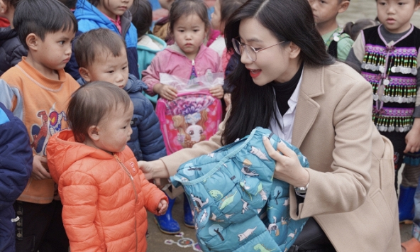 Diễn viên Lương Giang mang áo ấm cho trẻ em khó khăn ở Lào Cai