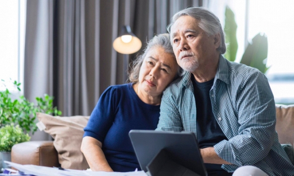 Nửa đêm vẫn thấy bố mẹ chồng ngồi đếm tiền để 'cứu' con gái con rể