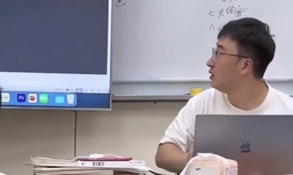 Quên chặn học trò trên mạng, thầy giáo vô tình để lộ nội dung bài đăng khiến bản thân ngượng chín mặt