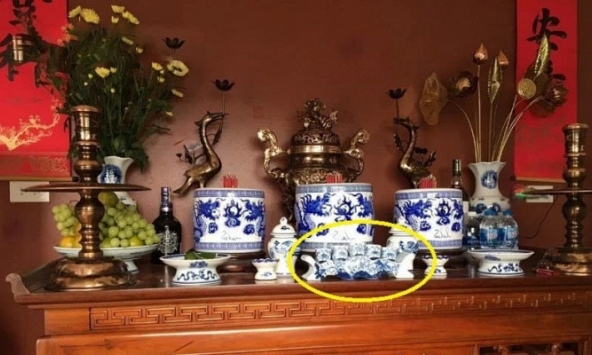 Vật dụng đặt giữa ban thẳng hàng với bát hương, có ý nghĩa đặc biệt trên ban thờ: Bạn đã dùng đúng cách?