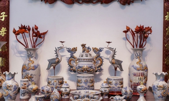 Ban thờ gia tiên đặt 1, 2, 3, 4 hay 5 bát hương mới chuẩn? Chuyên gia phong thủy phân tích ý nghĩa