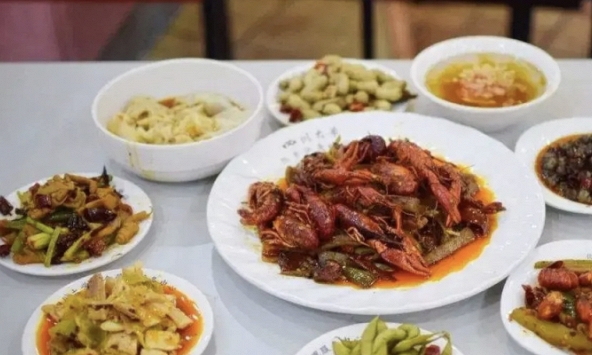 Bữa ăn canteen bị 'vạch trần' khiến sinh viên trong trường phải thốt lên: 'Chúng tôi không muốn ăn thế này đâu!'