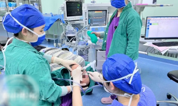 Cậu bé liên tục ho sốt, bác sĩ chụp CT phổi thấy thứ không ai ngờ tới