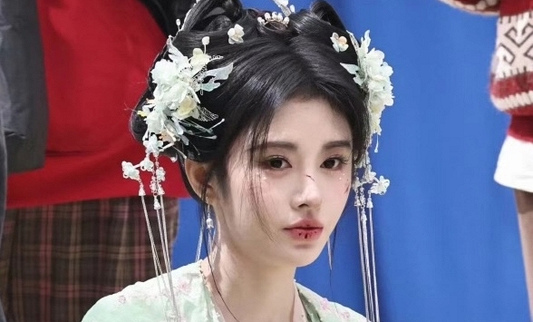 Cúc Tịnh Y lại bị chê mạnh vì quấn 'sương sa hạt lựu' chi chít quanh đầu, netizen ngán ngẩm: 'Đúng là 1000 năm như một'