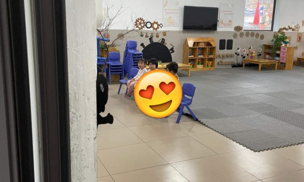 Ngày đầu tiên con gái đi học, bà mẹ được gửi cho tấm ảnh: Nhìn sang chấn, không dám nhận con