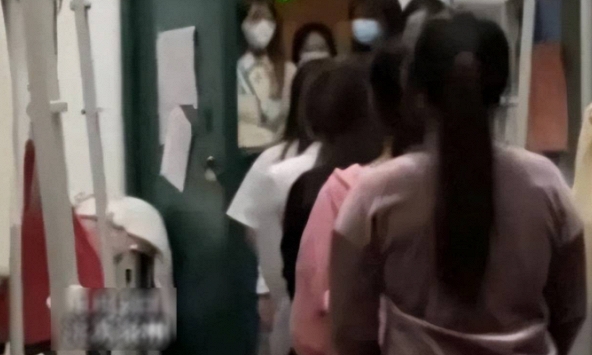 Nửa đêm bị phụ huynh gọi điện nhờ 1 việc, nữ giảng viên làm ầm cả ký túc xá: 'Tôi phải phục vụ các em 24/24h à?'