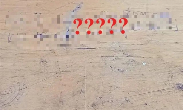 Đi họp phụ huynh, ông bố ở Hà Nội sửng sốt khi đọc hai câu thơ trên bàn: Tuyệt đối đừng để mẹ thấy!