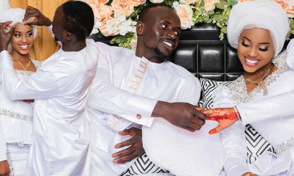 Sao bóng đá bất ngờ làm đám cưới trước 'trận đánh lớn', tuổi tác của cô dâu gây tò mò