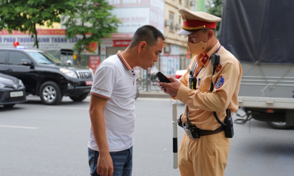 Công an Hà Nội bác bỏ thông tin lập 15 tổ kiểm soát nồng độ cồn lan truyền trên mạng xã hội