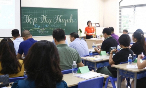 Đi họp phụ huynh cho con, ông bố chụp lại 1 bức ảnh nhận 'bão like': Nhìn đã thấy căng thẳng, đầy mùi... 'chiến tranh'!