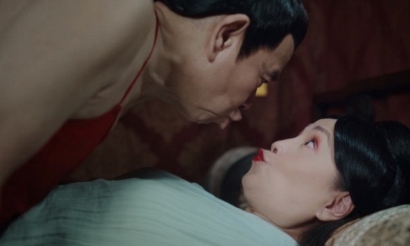 Xuất hiện cảnh nóng 'thảm họa' của cặp đôi 60 tuổi, nam chính đóng 19 'phim rác' liên tiếp khiến khán giả sốc